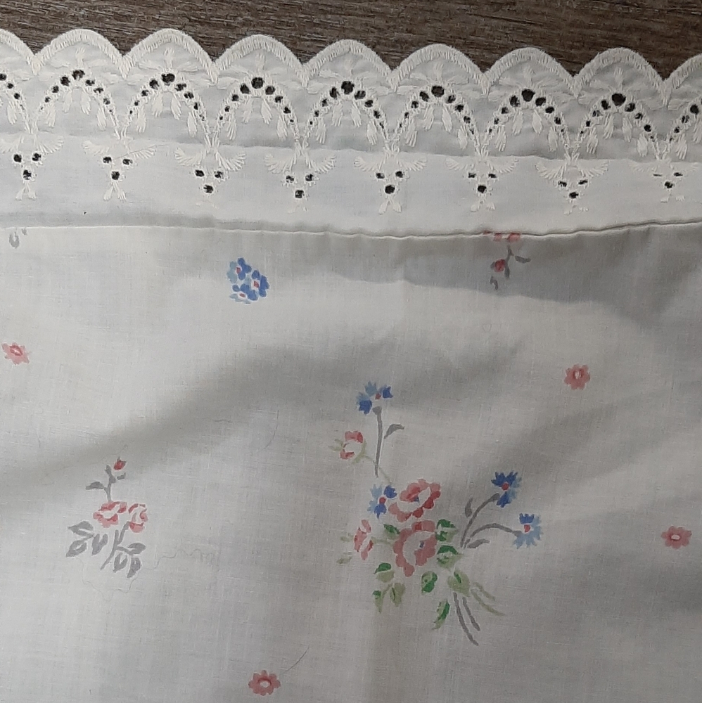 St. Mary's Flat Queen Bed Sheet Floral Cream Eyelet Lace Top Edge Cotton Blend